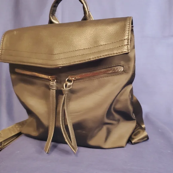 Backpack - Picture 2 of 7